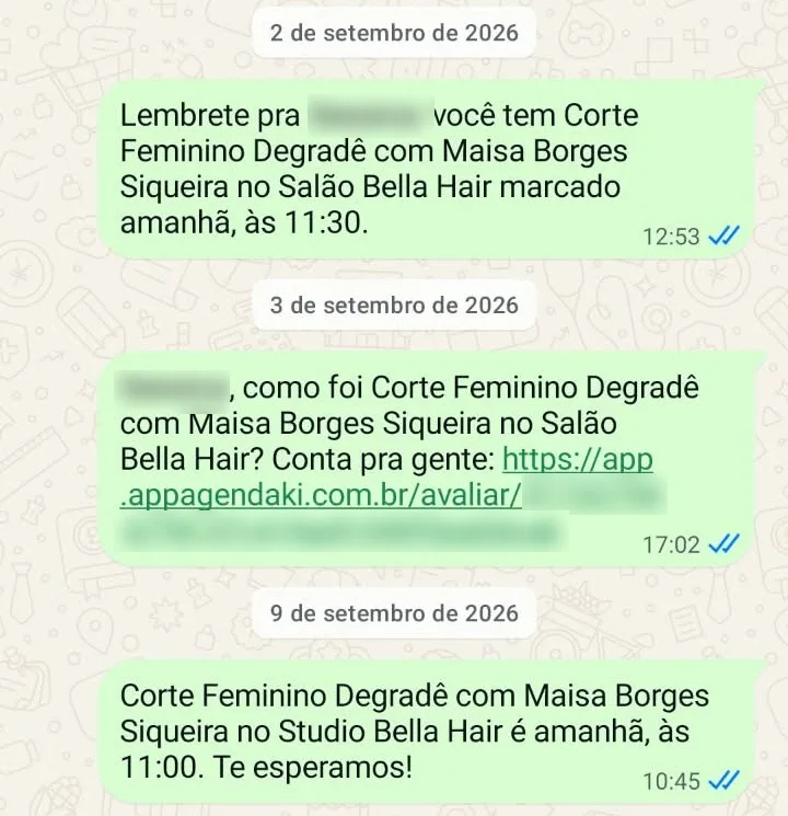 Print real do WhatsApp de uma cliente: lembrete do horário marcado para o dia seguinte, pedido de avaliação com link após o atendimento e confirmação de um novo agendamento, todos enviados automaticamente pelo AppAgendaki